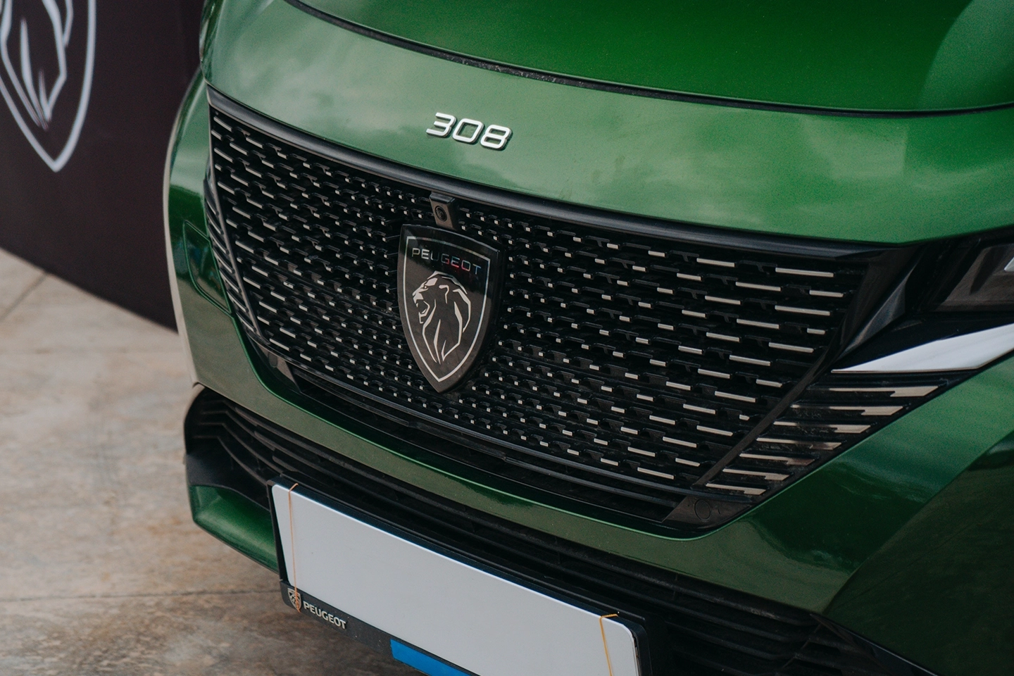 Une nouvelle peugeot 308 verte en vente