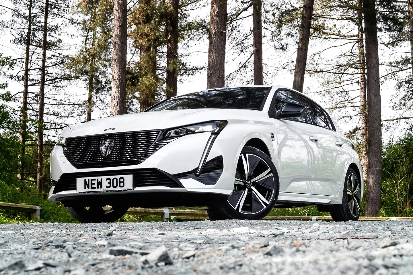 Une Peugeot 308 blanche neuve en vente